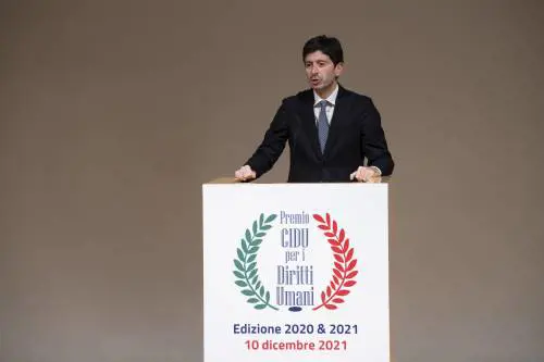 Cure domiciliari, ira dei medici: esposti in procura contro Speranza