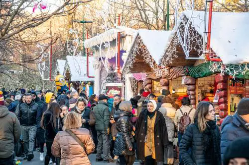 Feste con la mascherina tra elfi, street art e Monet