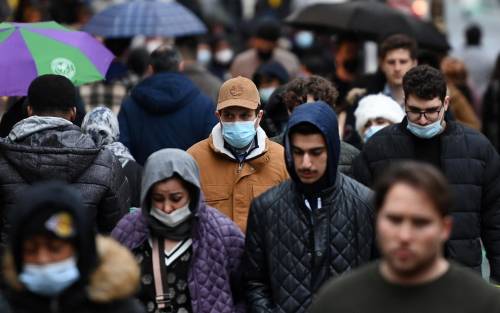 "Inutili le mascherine all'aperto": cosa cambia in Gb e Francia