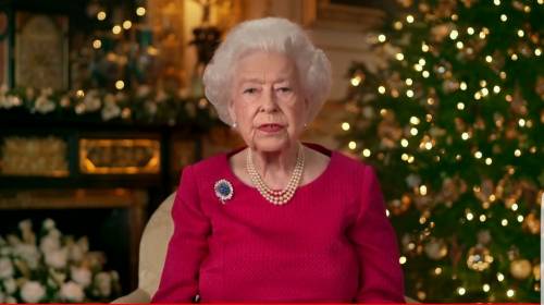 La spilla, l'abito, il tributo: il discorso "personale" della regina Elisabetta
