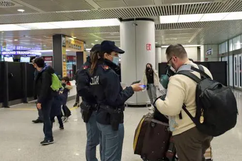 Chi paga la quarantena? Cosa succede ai positivi all'aeroporto