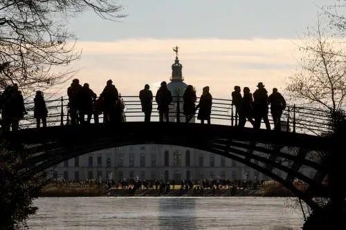 Germania, contagi giù dopo il lockdown dei non vaccinati: in 24 giorni da 74mila a 10mila
