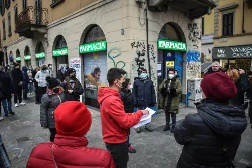 Sindaco vuole fare i tamponi solo ai residenti: Ats lo ferma