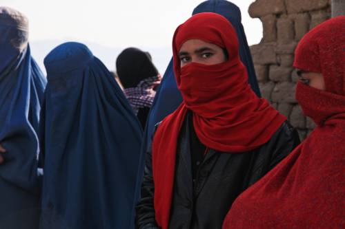 I talebani riportano le donne nel buio: viaggi solo se accompagnate dall'uomo