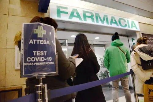 Tamponi e mascherine, addio ai prezzi calmierati. Cosa può succedere