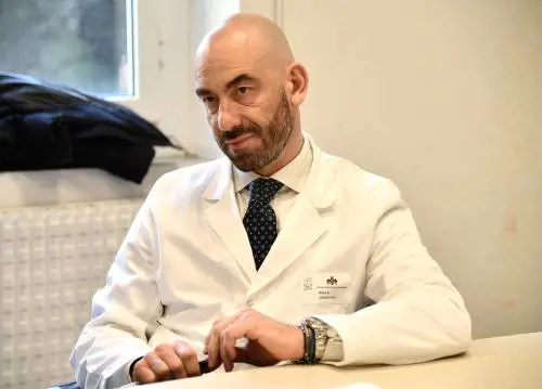 L'appello di Bassetti: "Liberate chi non ha sintomi"