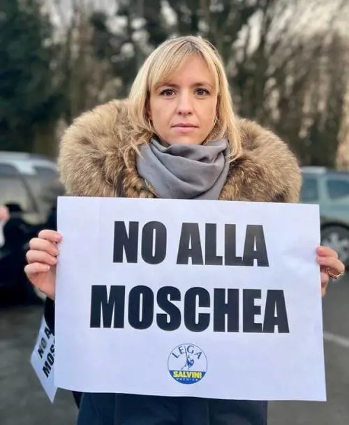 "Prendi la tua croce di m...". Le minacce choc per la moschea