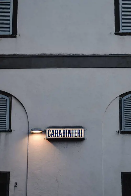 "Mi tradisce". E accoltella la moglie