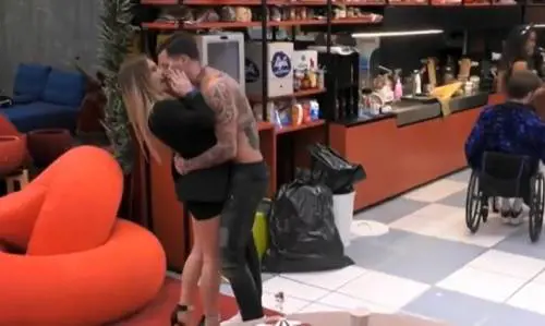 "Pare debbano farlo per forza...". Scoppia la polemica sul Gf