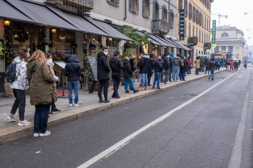 In Italia è psicosi da tampone tra file infinite e risse in coda. "Stanno finendo i reagenti"