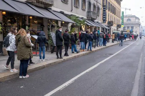 In Italia è psicosi da tampone tra file infinite e risse in coda. "Stanno finendo i reagenti"