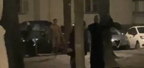 Far west Italia: marocchino ruba un coltello, si spoglia e minaccia i passanti