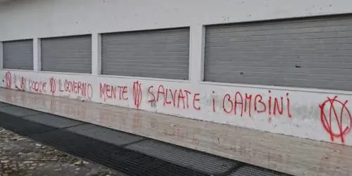 "Salvate i bambini", "Il governo mente": le scritte choc dei No vax sui muri dell’hub vaccinale