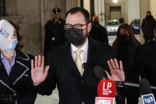 "Morti per morti, guarda giù...": Patuanelli minacciato dai no vax con polvere sospetta