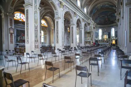 "Vietato dare la comunione". Il vescovo contro i preti non vaccinati