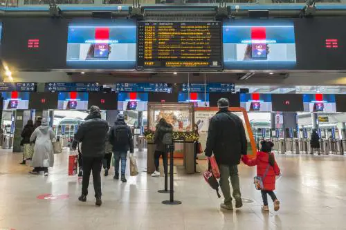 Troppi dipendenti positivi, ferrovie nel caos. Centinaia di treni locali cancellati ogni giorno