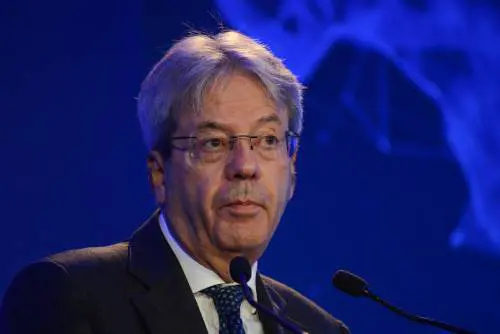 Pd, Gentiloni apre a Renzi alla Festa dell'Unità ma viene fischiato
