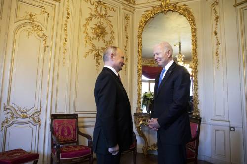 Ucraina, Biden chiama Zelensky. "Risoluti se Putin invade"