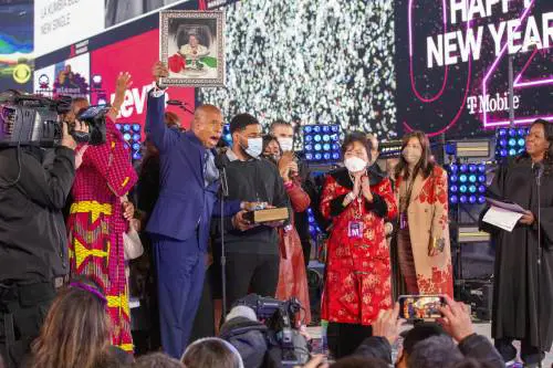 Giura con la foto della mamma e la Bibbia tenuta dal figlio Adams è sindaco di New York