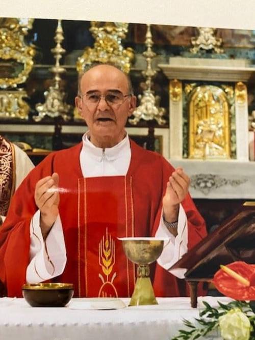 Parroco fa omelia no vax: fedeli lasciano la chiesa