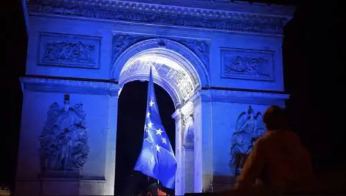Tolta la bandiera Ue dall'Arco di Trionfo. Le destre esultano: "Vittoria patriottica"