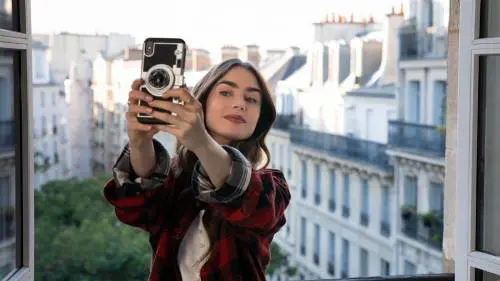 "È una serie offensiva". Bufera su Emily in Paris 