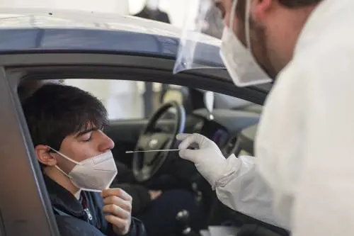 "Tamponi a 750 euro invece di 3". L'Iss nel mirino dell'inchiesta Covid