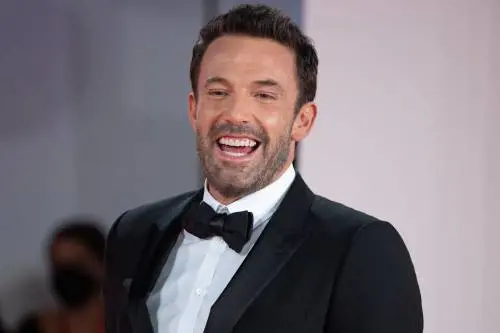 Il duo Clooney e Affleck. "Spieghiamo quant'è dura fare il papà in questi anni"