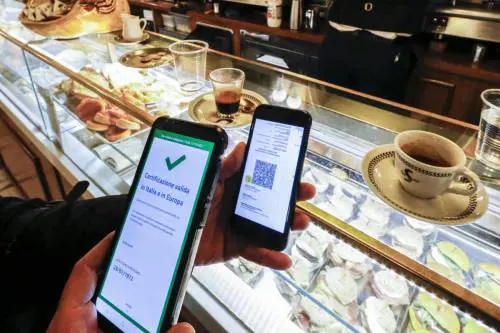 Sul green pass obbligatorio il governo va in fibrillazione. Il nodo tabaccai e tribunali