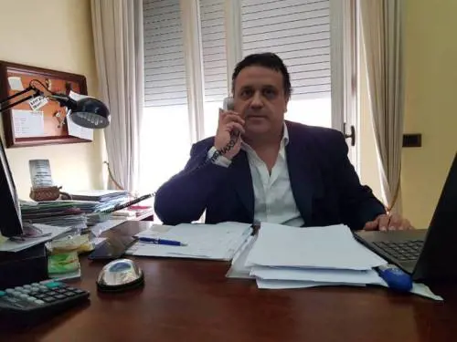"Berlusconi al Colle. In piazza per dire no ai peones viola"