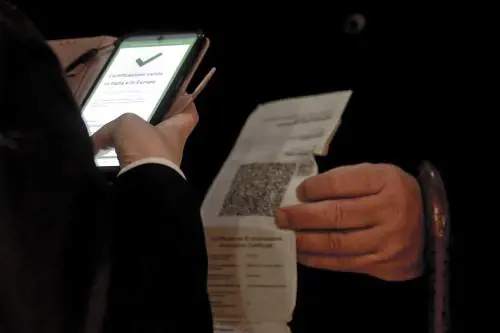 Le regole del Pass per negozi e uffici. No all'uso in Posta (per la pensione)