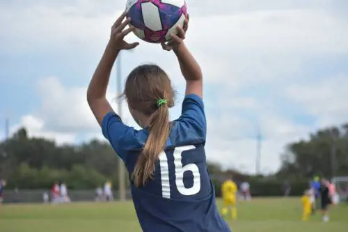 Respinta alla scuola calcio: "Niente femmine qui"