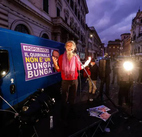 Le Sardine si aggrappano alla piazza anti-Cav per sopravvivere