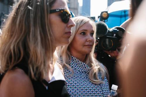 "Mi hanno sfruttata per sesso": le accuse choc della nuova testimone nel caso Epstein-Maxwell