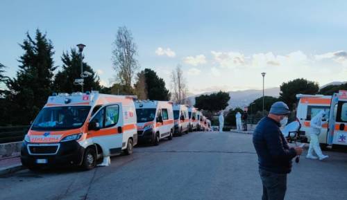 14 ασθενοφόρα παρατάχθηκαν στο Παλέρμο.  Και πυροδοτείται η διαμαρτυρία των εργαζομένων στον τομέα της υγείας