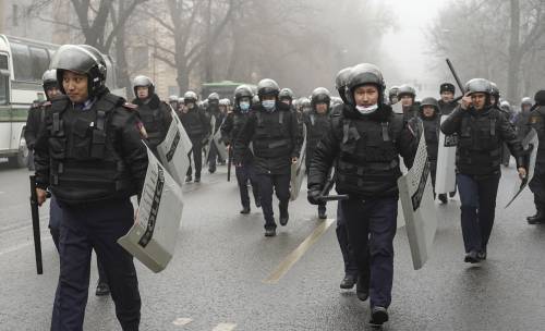Rivolta in Kazakistan contro il caro energia. La polizia spara: 20 morti