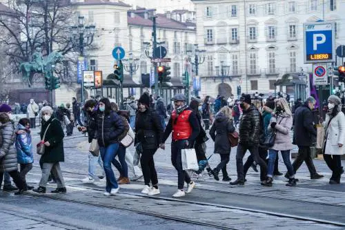 Svolta in Spagna: il piano per trattare il Covid come una comune influenza