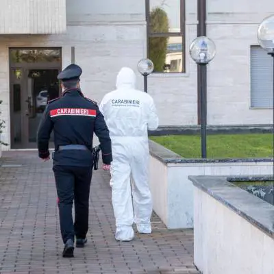 Coltellate al torace: il figlio aggredisce i genitori