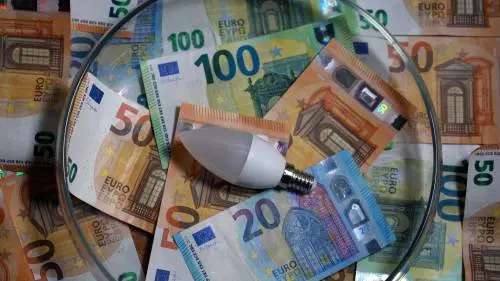 Stangata sui milanesi. Rincari fino all'80% per gas,  luce e cibo