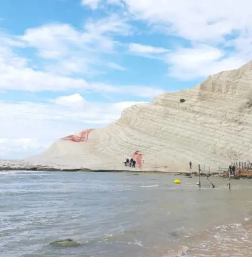Sfregio alla Scala dei Turchi di Agrigento: così è stata rovinata dai vandali