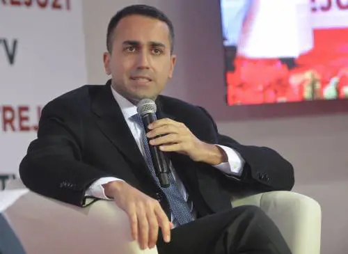 Lo strappo di Di Maio: "Sono stato screditato, mi dimetto da garante". E Grillo rifonda M5s: "Limiti alle cariche"