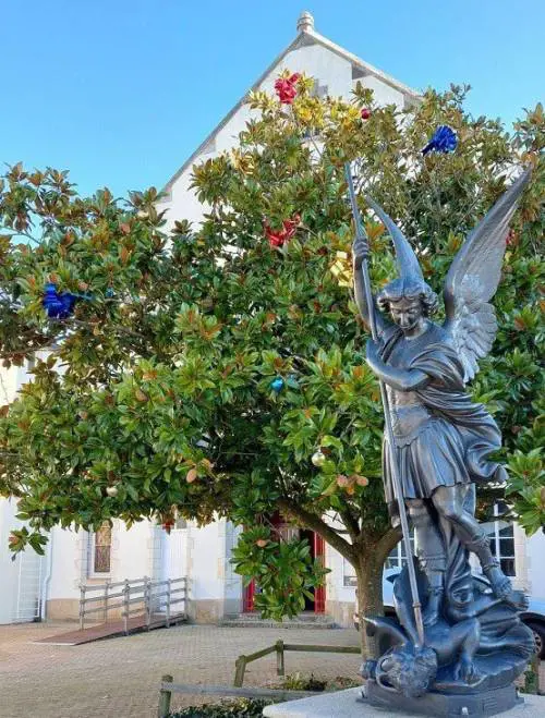 "Abbattete quella statua". Ora la Francia fa la battaglia ai santi cristiani