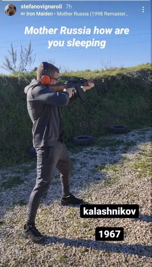 Il grillino Vignaroli spara col kalashnikov, è bufera: "Si dimetta"