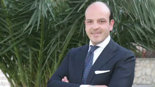 Il Covid mette fuori uso il comando dei vigili. Il sindaco scende in strada a dirigere il traffico