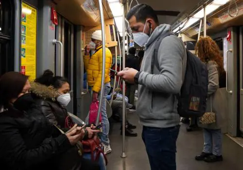 Addio mascherine: quando non saranno più obbligatorie (neppure in treno)