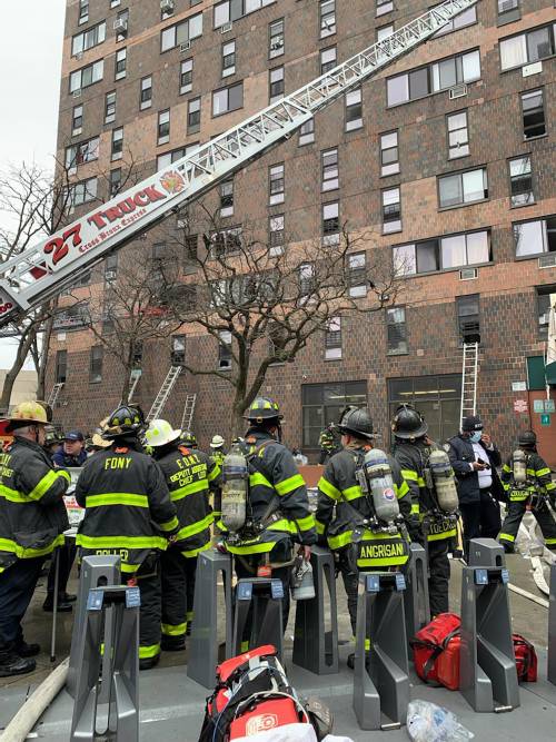 New York, brucia un palazzo: nove bimbi tra le 19 vittime