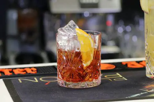 La rivincita del Negroni. Dopo 102 anni di storia è il cocktail più ordinato