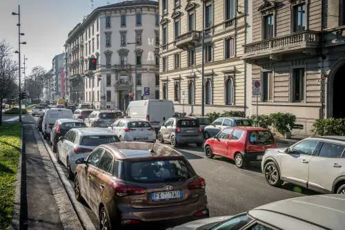 Il consiglio (in "pantofole") riparte dalla guerra alle auto