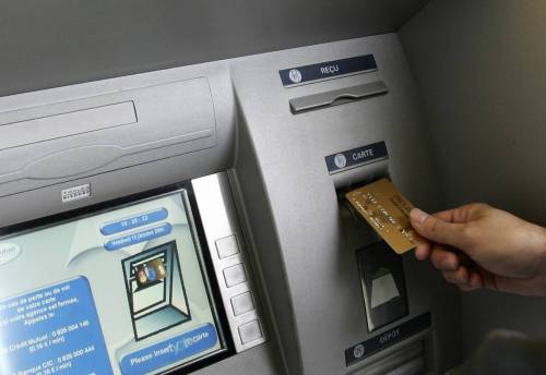 Presa la "banda del bancomat": ecco come i romeni rubavano pin e carte
