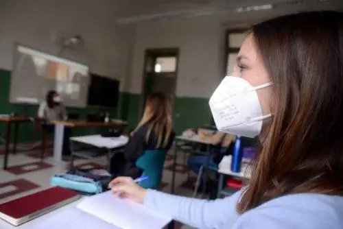 La maestra che fa lezione a due classi diverse con due tablet e un telefono (suoi): "Sfinita"